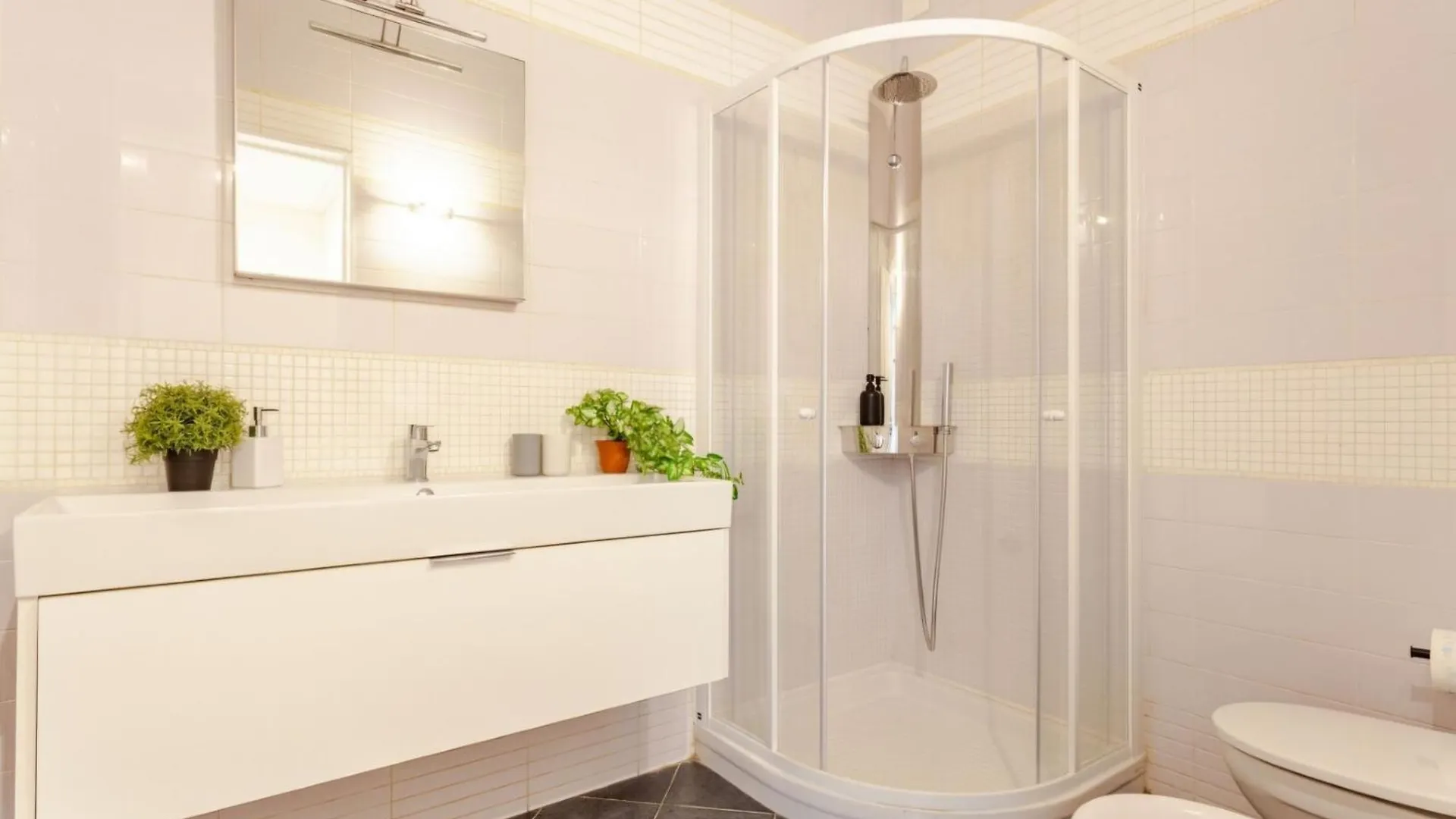 Elegante Appartamento In Corso Garibaldi Milan